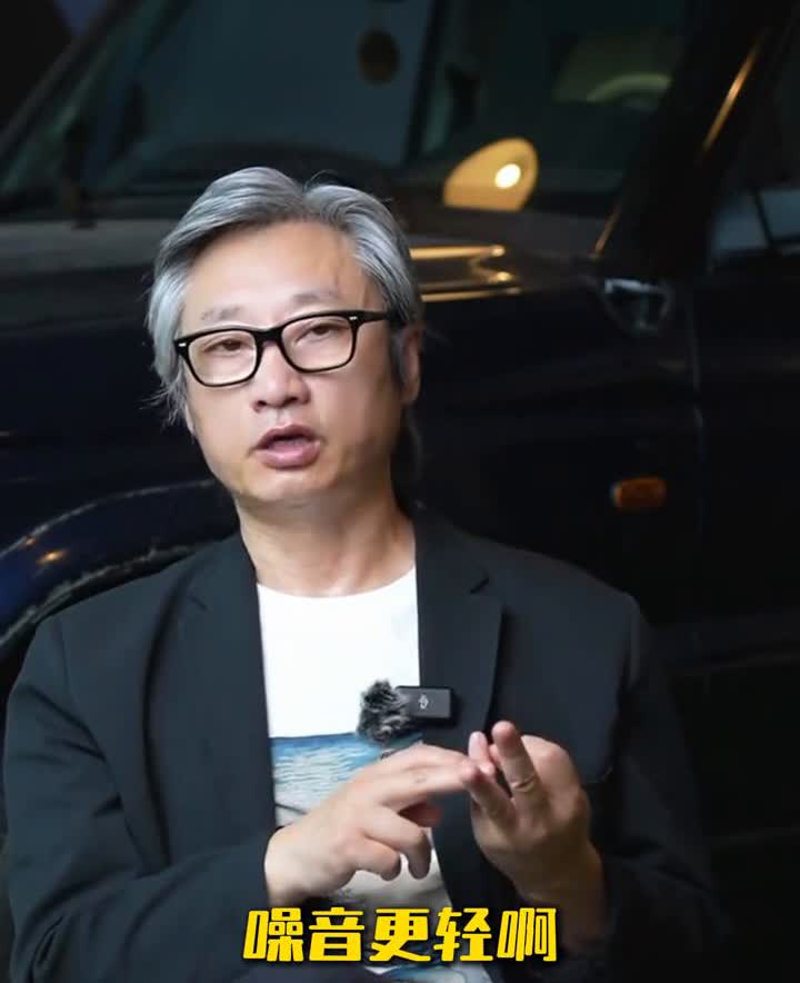 在路虎系列里边，我告诉你柴油车一共有几个版本。
·四缸的柴油发动机有2.4和2