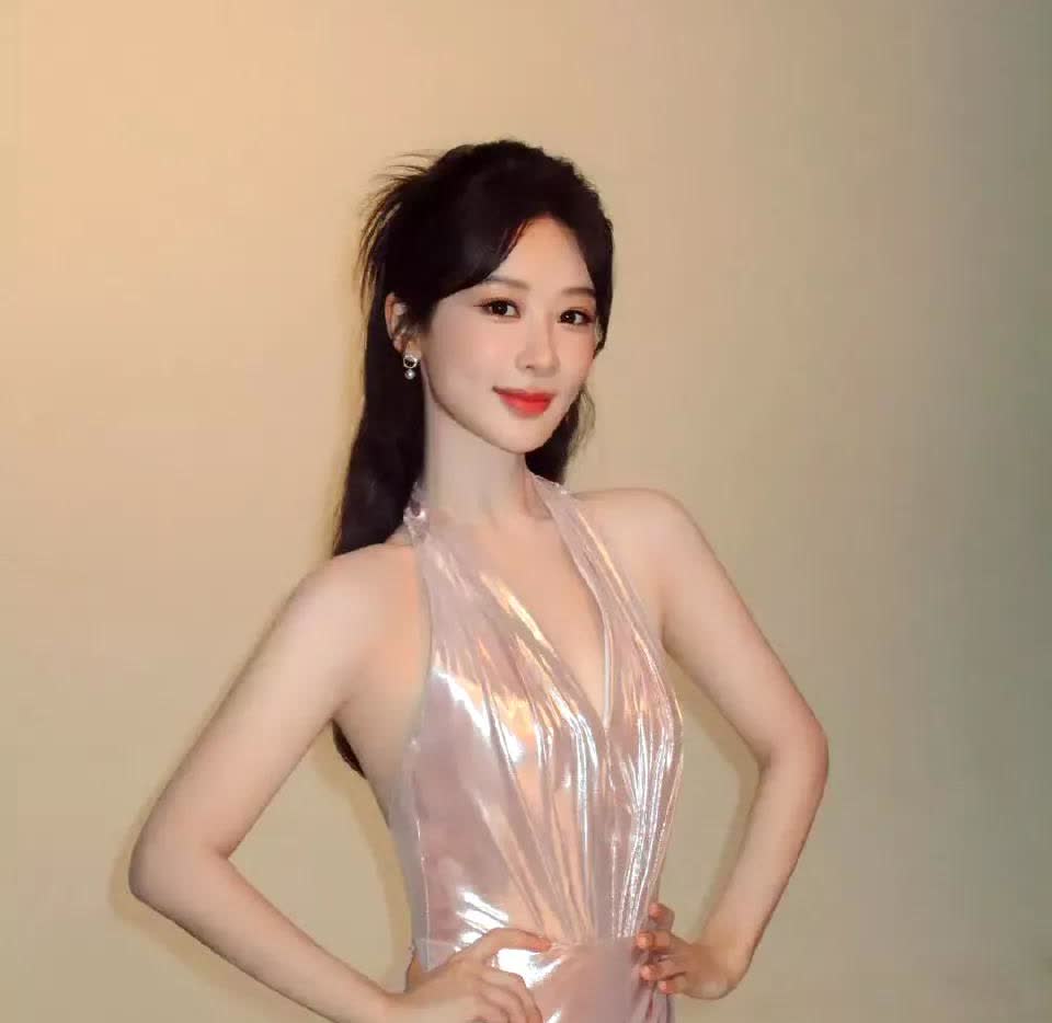 杨紫这套衣服，我给满分！
第一次见她穿这种衣服
真的区别于以往形象
好看的