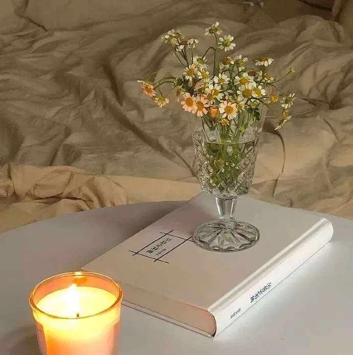 上公交的时候，我正准备坐下，不远处却有一个大约50多岁的中年女人，穿着黑色的衣服