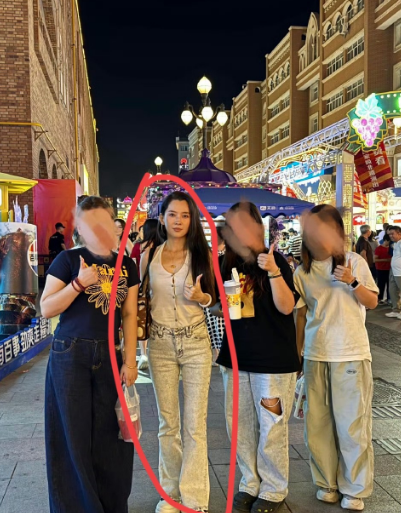 汪峰，捡到宝了。

7月10号， 54岁的汪峰，冲上热搜，这一次，不是因为章子怡