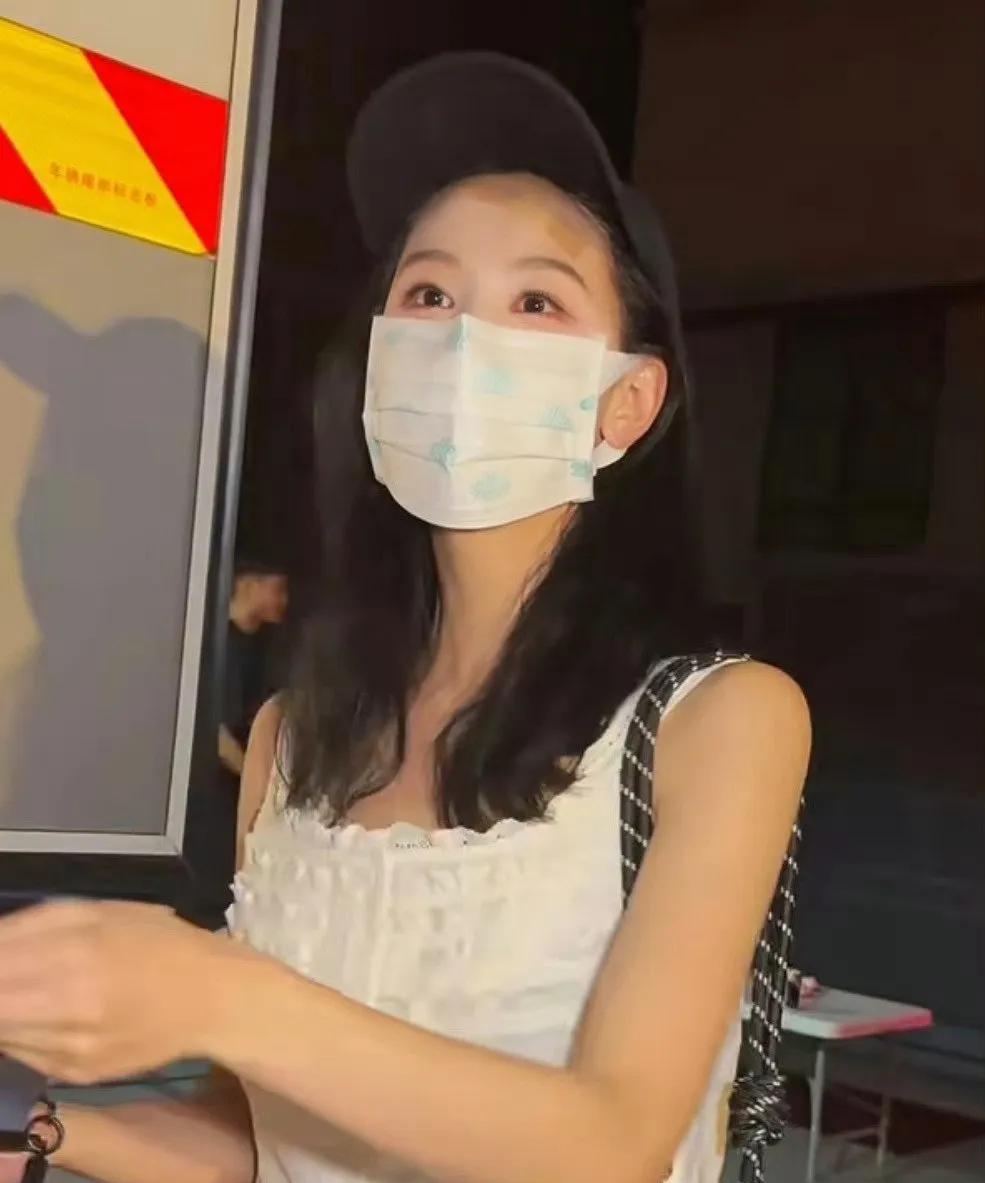 #陈都灵额头受伤# 嘟嘟前几天腿刚磕伤，最新下班视频里额头又贴了创口贴，看着就心