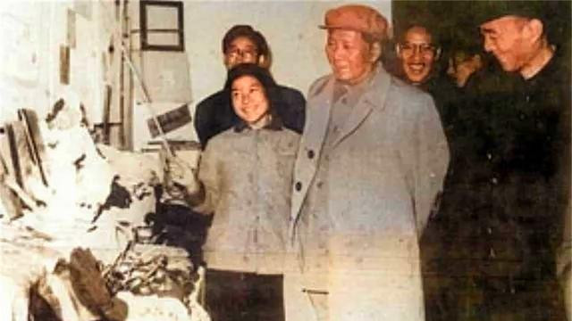 1958年，毛主席指着天津市长李耕涛问女学生张美珍：知道他是谁吗