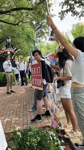 德州州长家门口抗议，不让中国人买房买地，华人聚集抗议不公平...