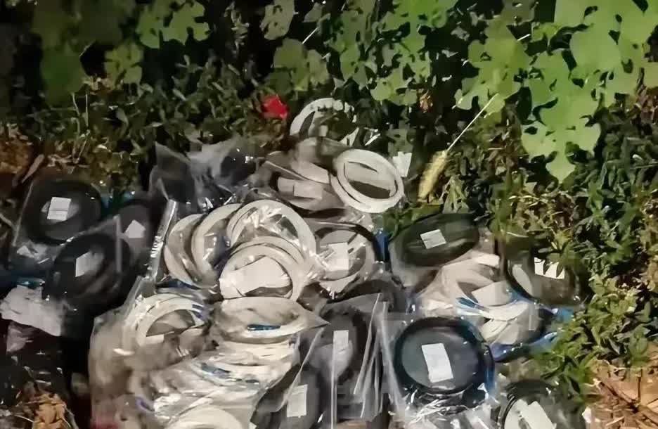 广东，一名男子和朋友到河边夜钓，突然，男子有些内急，就来到了一处草丛旁边准备方便