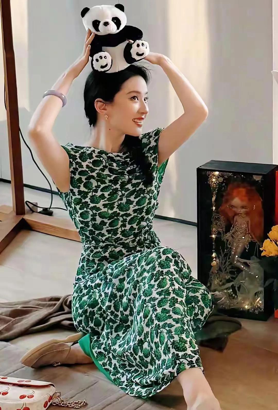 刘亦菲38岁，还这么年轻，单身生活的她快乐并自在。#刘亦菲写真照# #甜妹刘亦菲