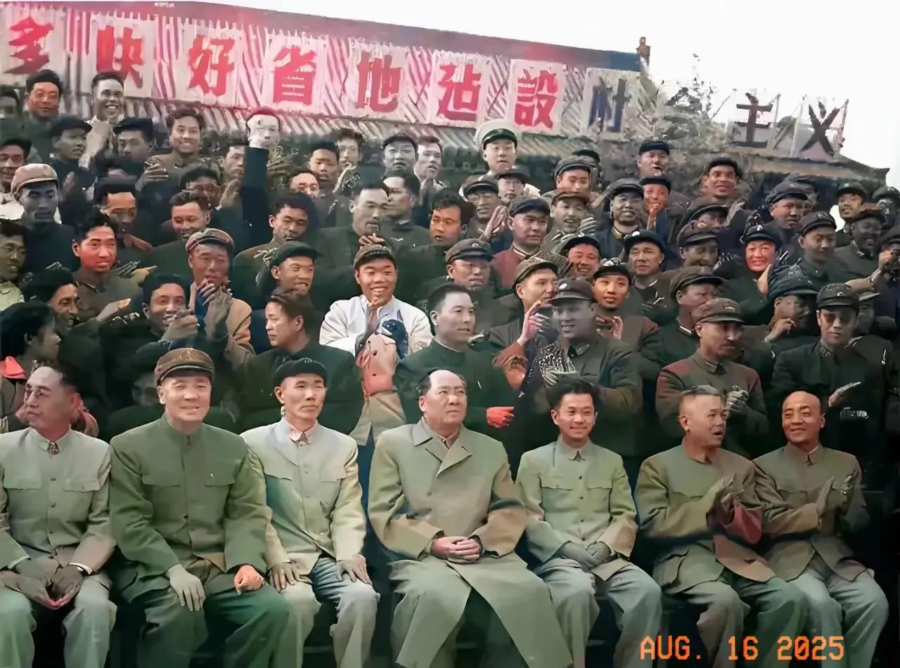 历史老照片分享。
毛主席与人民群众在一起留下这张珍贵的合影照片，真实的写照，永远