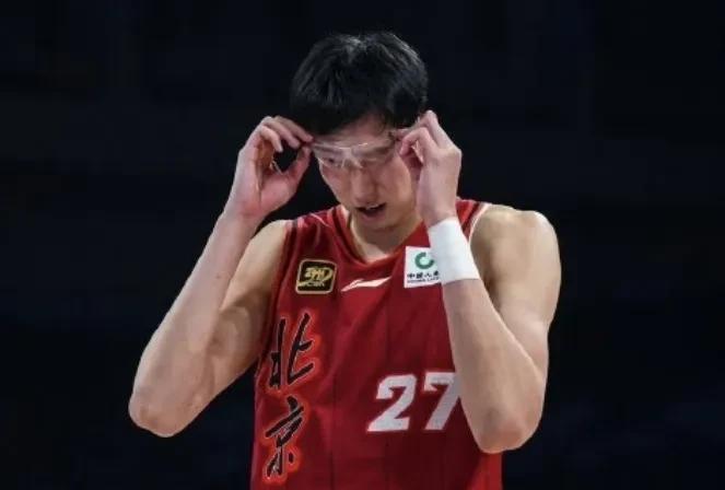 周琦这个夏天还挺忙…本以为打完CBA总决赛周琦可以好好休息休息，这两天和他老婆的