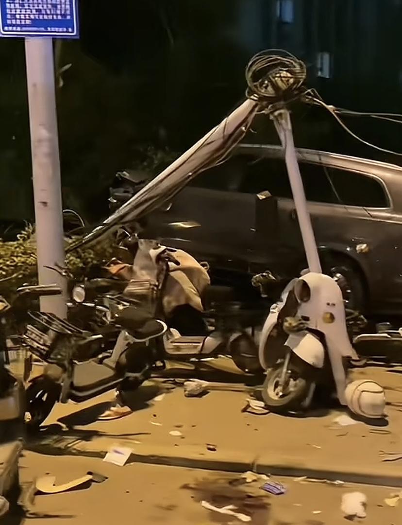 5月21日22时左右河南郑州，一辆遥遥领先新能源电车，失控冲向路边的绿化带，现场