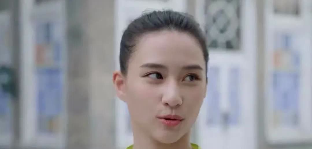 唉，地主家也没余粮了！
以前搞不懂好好的富家千金闯什么娱乐圈，原来是兜里没钢镚