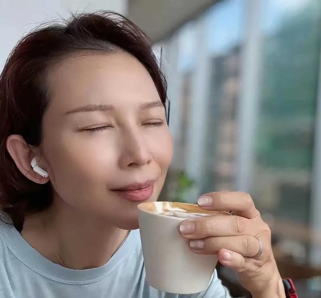 蔡少芬真是享受生活，张晋真是高攀了了蔡少芬，蔡少芬有一种贵族气息，喝着咖啡一脸享