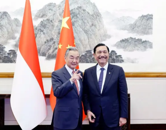 印尼主动访华，中印（尼）合作再升温！
全球各国都盼着和中国见面谈合作，欧洲各国刚