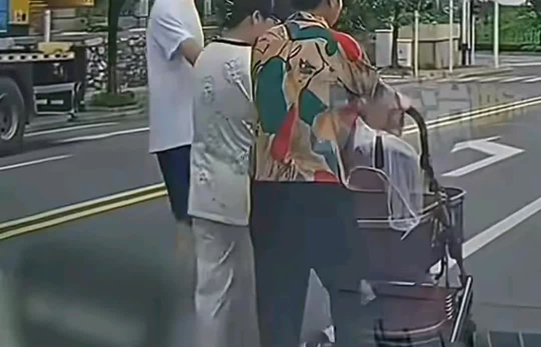 安徽一车主在路上碰到了一家“超级马路大杀手”。

6月29日安徽某主路监控拍