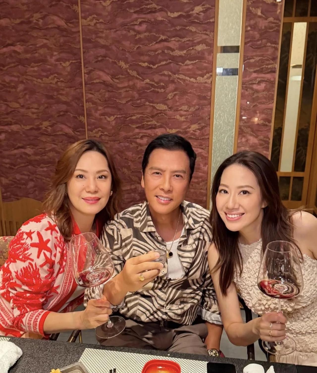 近日，甄子丹为岳母徐莉君庆68岁生日，汪诗诗、汪圆圆姐妹俩与妈妈同框，母女三人的