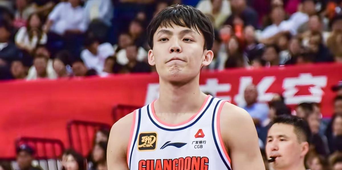 徐杰加练1000次投篮。
昨天晚上11点51分，杜锋发现徐杰深夜加练，他虽然劝徐