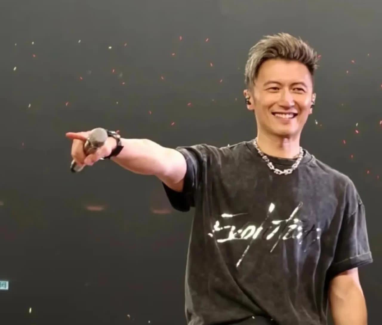 演唱会开完

谢霆锋终于也清醒过来了！

​谢霆锋发声不再沉默：今天不再