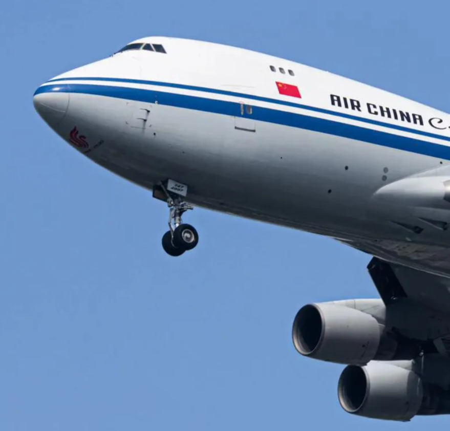 一架载着311人的国航波音777客机，8月26日从伦敦飞往北京途中突然遭遇惊魂时