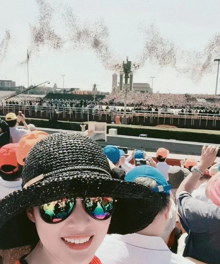 她怎么能不去看大阅兵了！必须得去啊，还得穿的喜气洋洋，开开心心的，她可是央视的春
