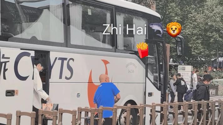 王楚钦抵达首钢园还拎着晚饭？
看到头哥下车还拎着个大袋子，定睛一看原来是一包麦当