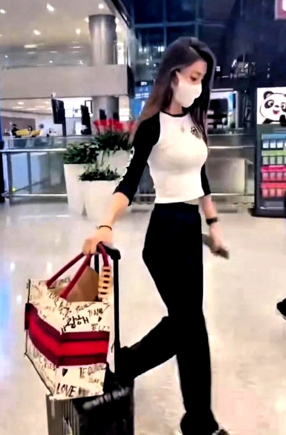 杨颖机场被女粉丝夸赞，“baby，你今天好美，你也太漂亮了！”杨颖听到夸赞，眼睛
