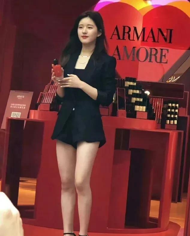 杨幂和嘉行的老路，银河酷娱的赵露思正在重走。
当年杨幂解约，嘉行被传拿迪丽热巴的