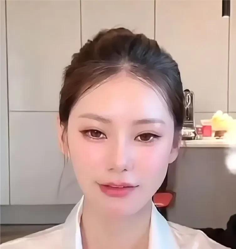 终于找到网友说马晓梅长相奇怪的症结所在了。
看了她的原生脸才发现，汪小菲说她没有