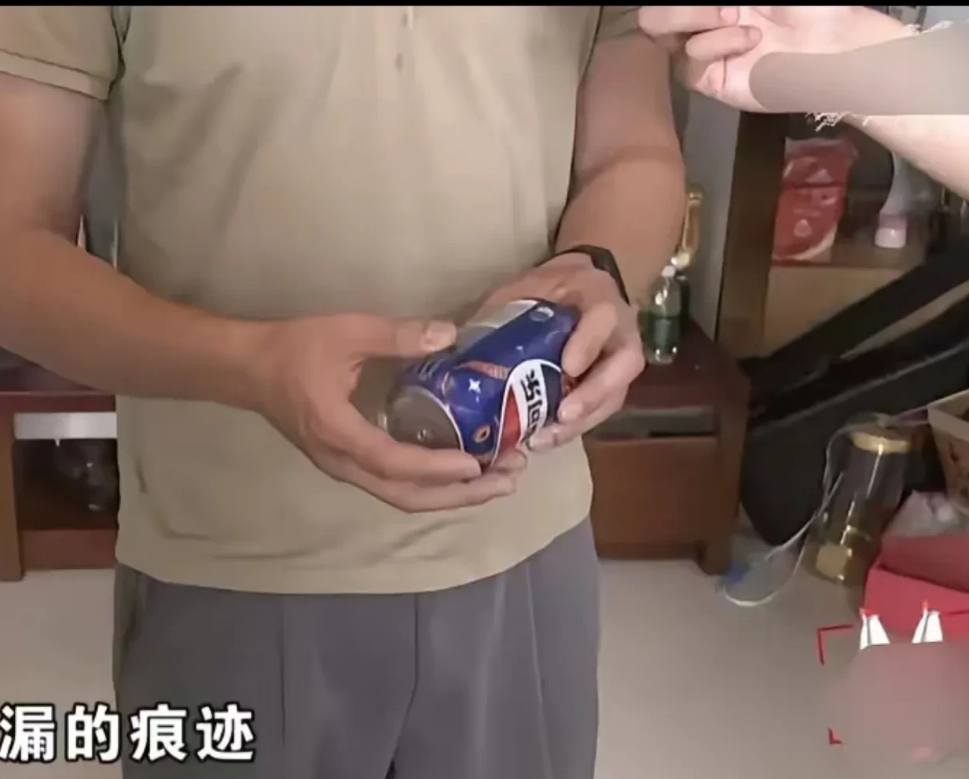杭州梁先生4月份买了一箱可乐，45元一箱，喝到20多罐时发现一罐是空的。

这事