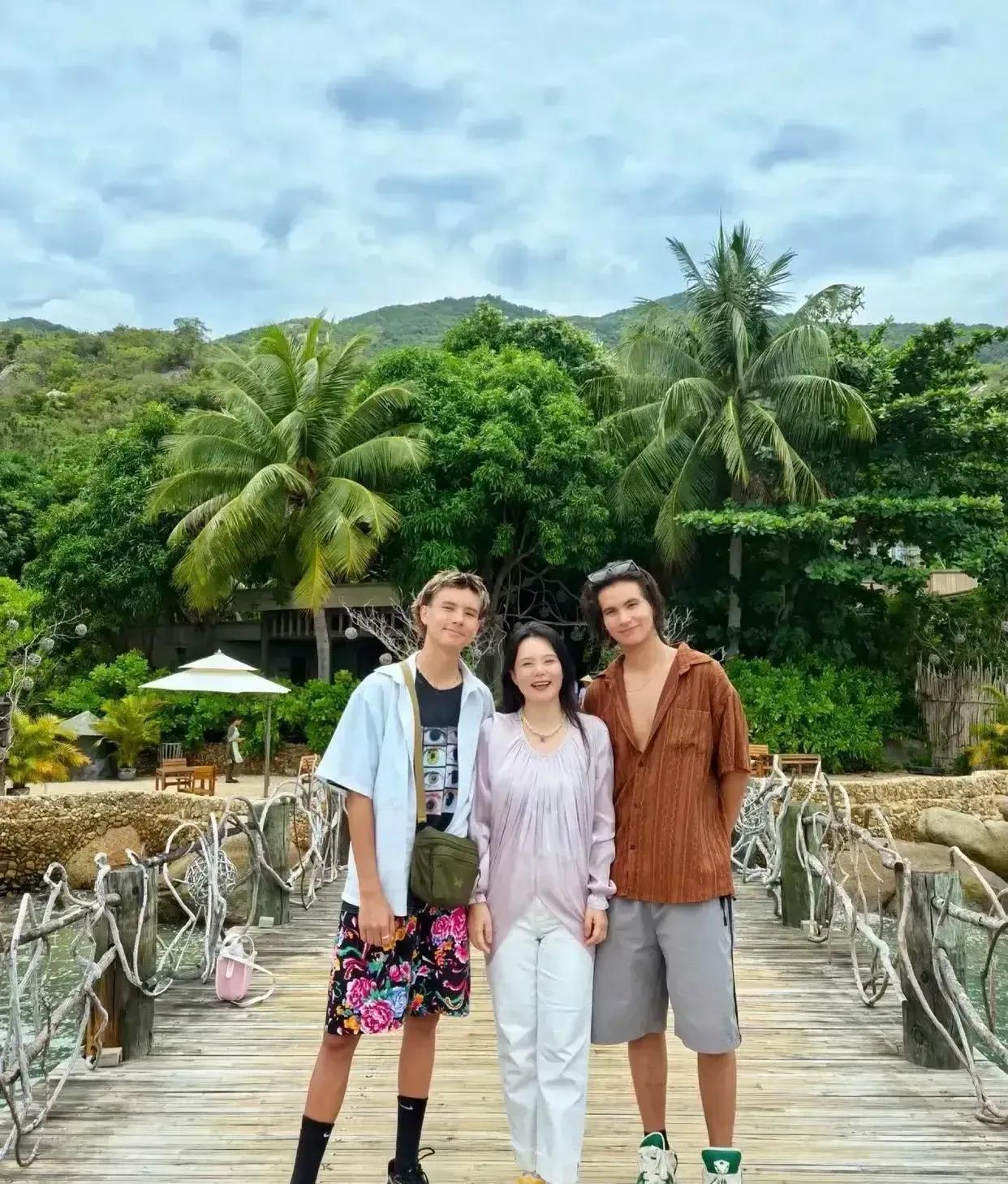 这家三口人颜值太高了，中间是妈妈龚琳娜，照片中的龚琳娜与她两个儿子合影，这龚琳娜