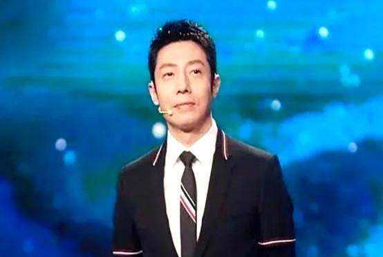 撒贝宁在央视的演播大厅里，也常碰到那些让人挠头的字眼儿。
不是说嘛，“字儿不怕生