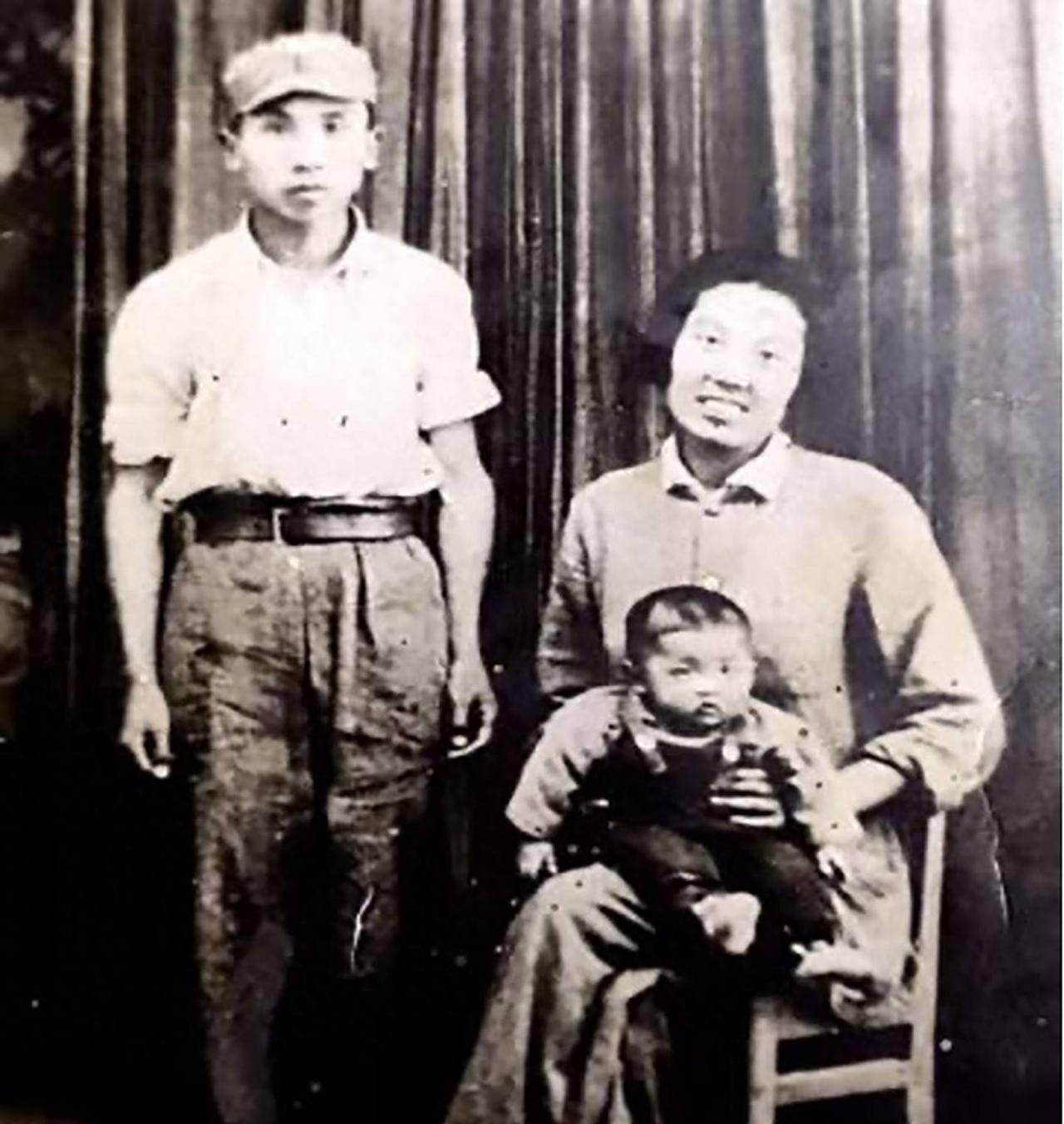 1946年，一名23岁女子，按了按胸前的机密文件，和丈夫互看一眼，随即，抱起2岁