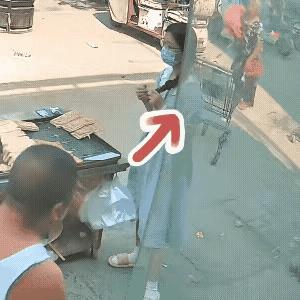 男子在路边摆摊卖烧饼，一位白发苍苍的大妈健步走来。手里拎着一个红色的塑料袋，到了