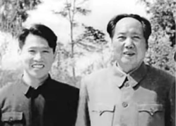 1976年9月9日，一男子在得知毛主席去世后，拿着剪刀就直冲毛主席的房间，来到毛