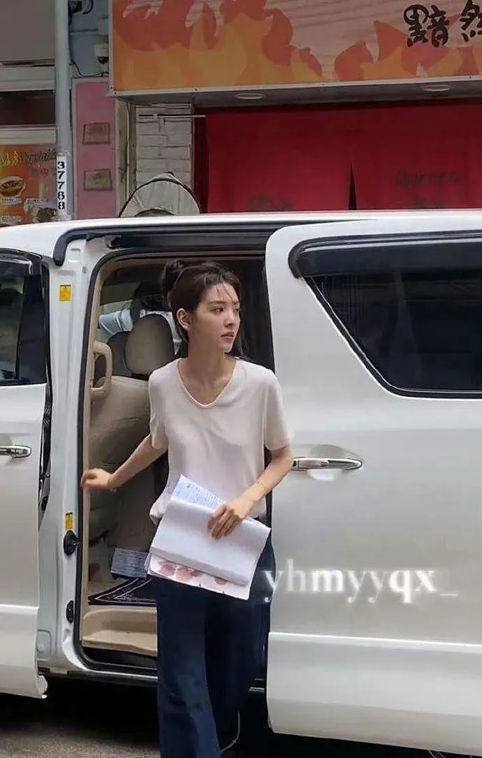 原来章若楠这么瘦，内娱的女明星为了上镜真是一个比一个拼