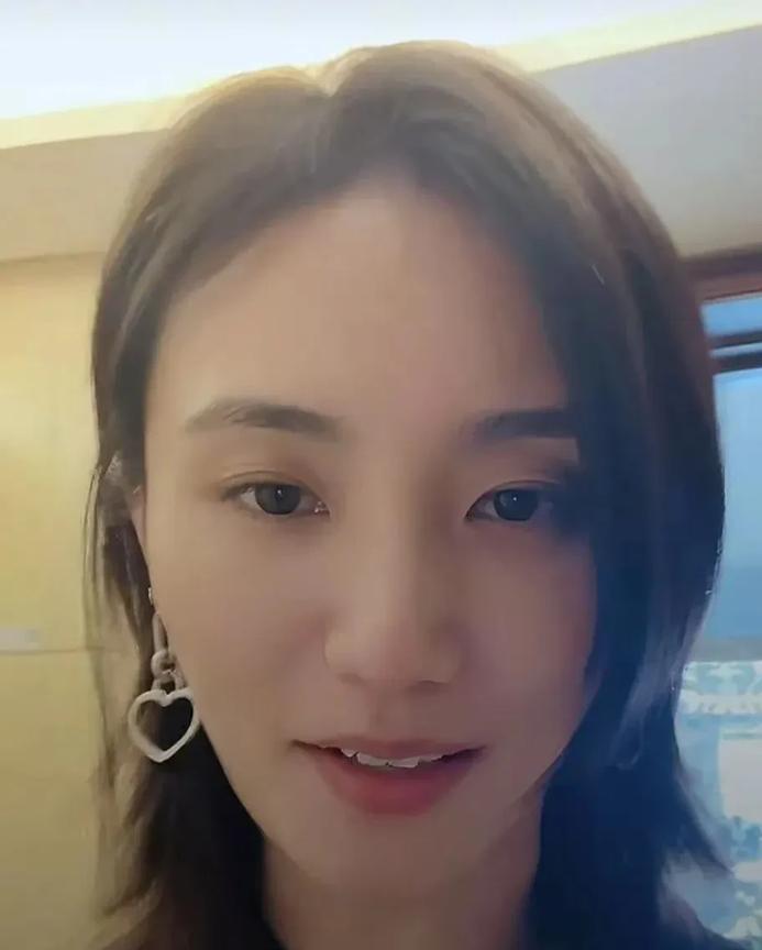 海哈金喜最近搬家，从豪宅搬去普通小区入住！她还在社交平台发布视频称自己搬家是因为