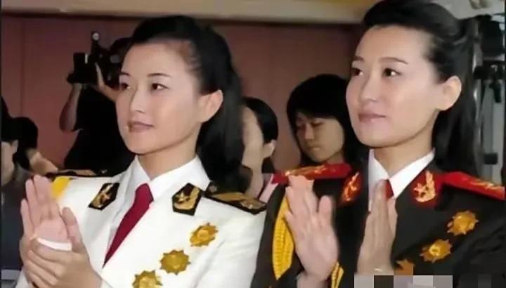 宋祖英与谭晶的合照，让人眼前一亮，两位顶尖女高音歌唱家同框出镜，眉眼间竟有着姐妹
