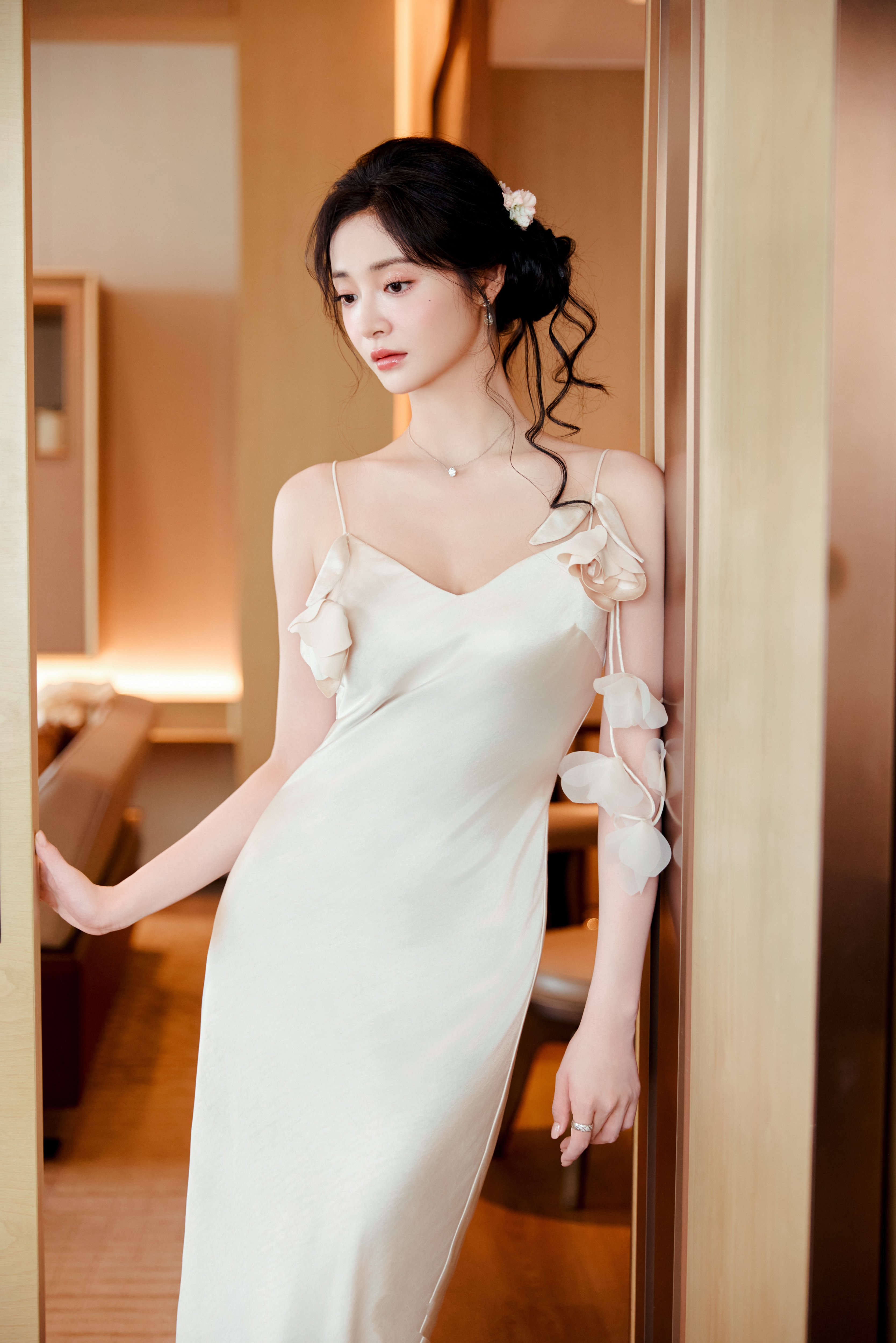 周洁琼 优雅与柔美并存！白色吊带长裙尽显女神气质