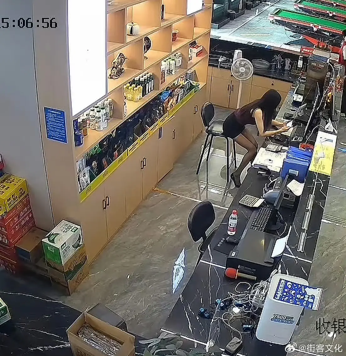 商店新招的女营业员
难怪老板说一定要装监控
