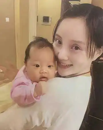 李小璐早期素颜...甜馨小时候确实和妈妈色差的不只一个度。