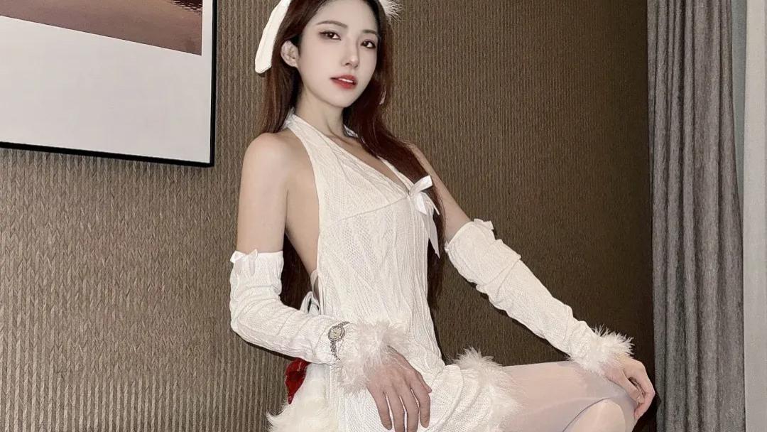 时尚穿搭：白色丝袜+白色V领露背裙，还有白色尾巴做点缀，耐人寻味