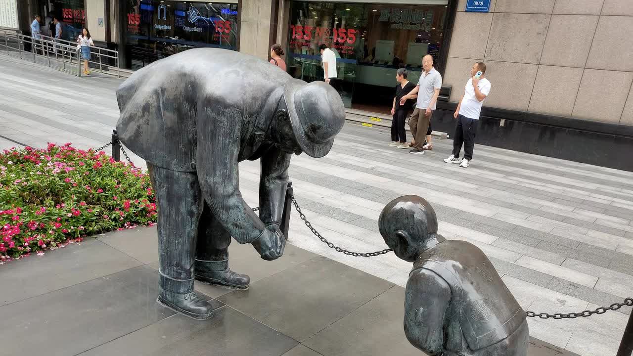 我是不是犯了什么愚蠢的错误？

问路接连碰壁。

在西湖游玩时询问一位中