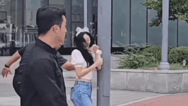 韩国知名女星走路撞上路灯柱，视频在韩网热传