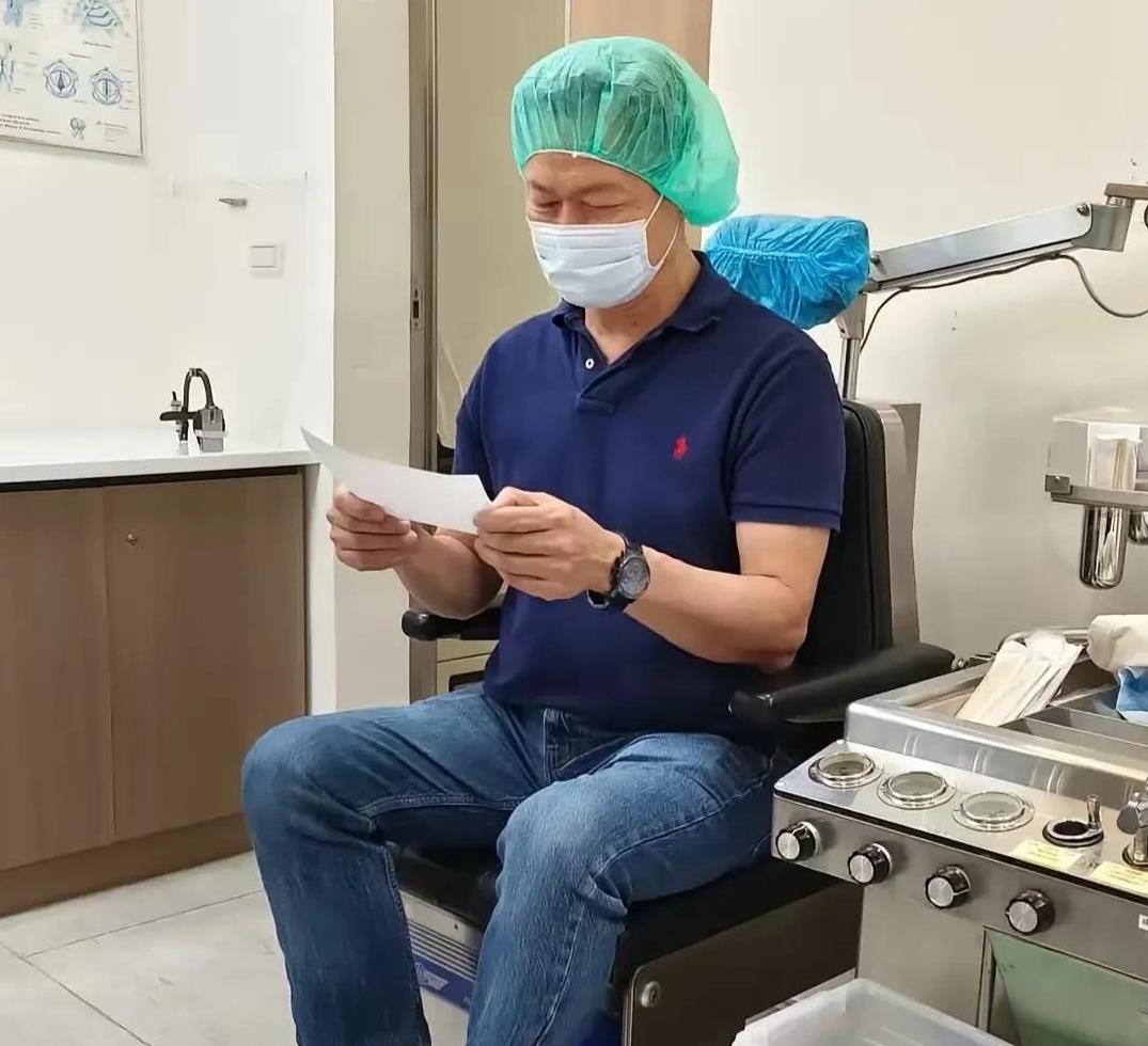 赖岳谦近段时间减少参加政论节目的原因找到了，原来是喉咙声带出现问题了。怪不得之前