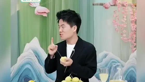 宇辉怕导演！[捂脸]

宇辉，
刚想宣布一件事儿。

看看导演，突然说