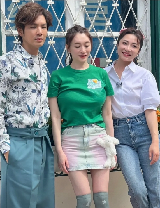 李小冉的状态真的是顶尖，这个年龄气血很足的样子。