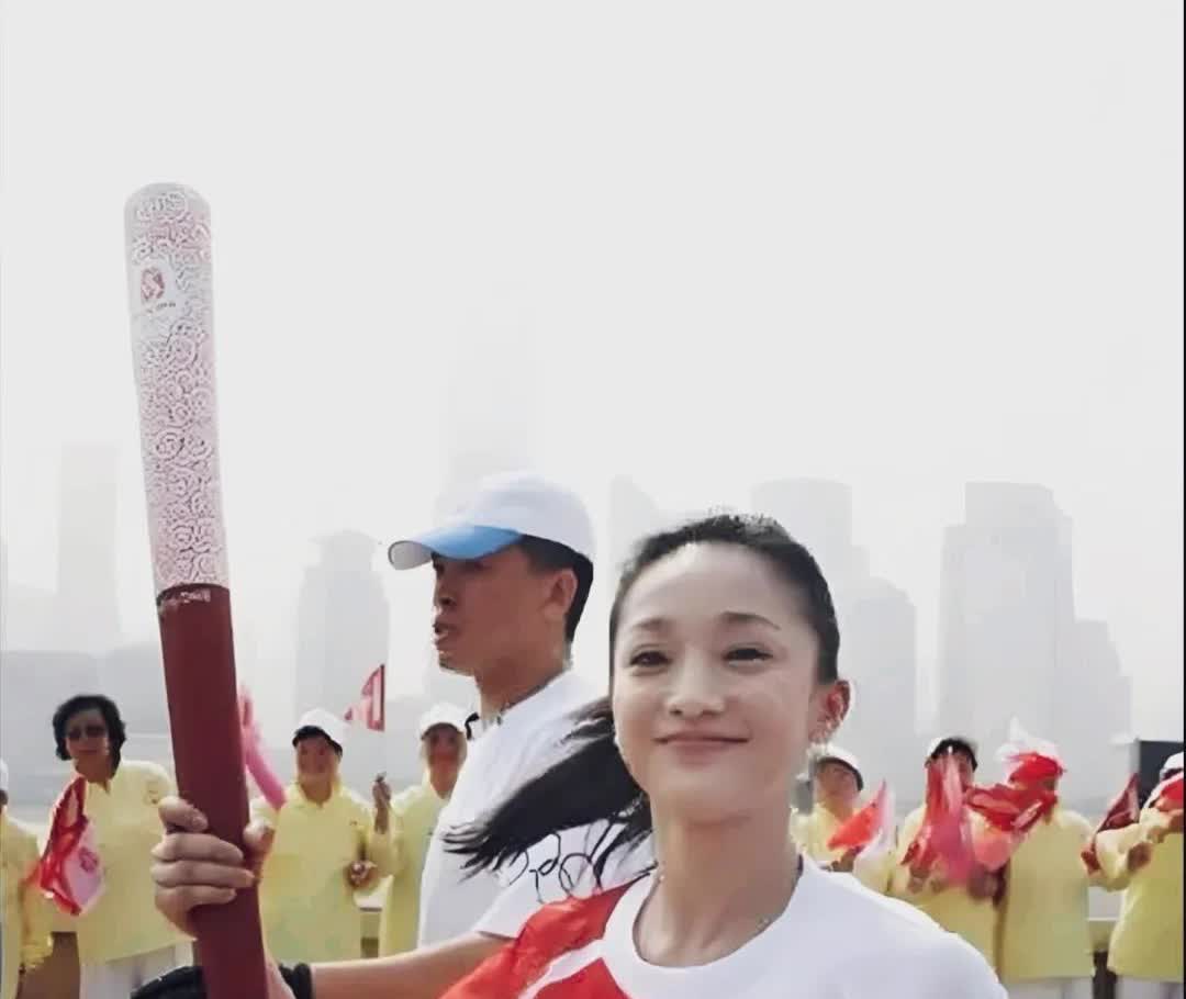 2008年周迅担任北京奥运会火炬手。当时34岁的周迅扎着马尾辫，就像18岁的小姑
