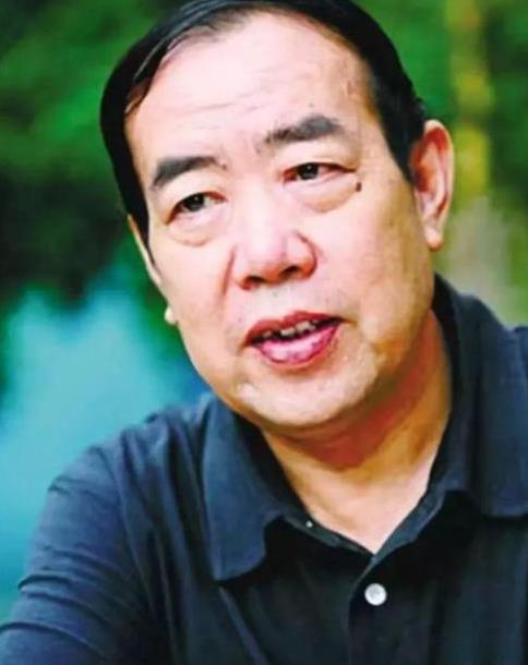 1996年，44岁的贾平凹娶了17岁的女护士郭梅，没想到在新婚之夜，贾平凹却小声
