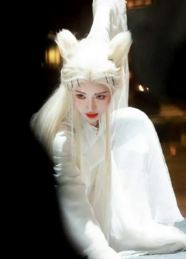 鞠婧祎这个白发图有滤镜吗，怎么和陈都灵状态不一样呢，不然同一个组的人怎么差别如此