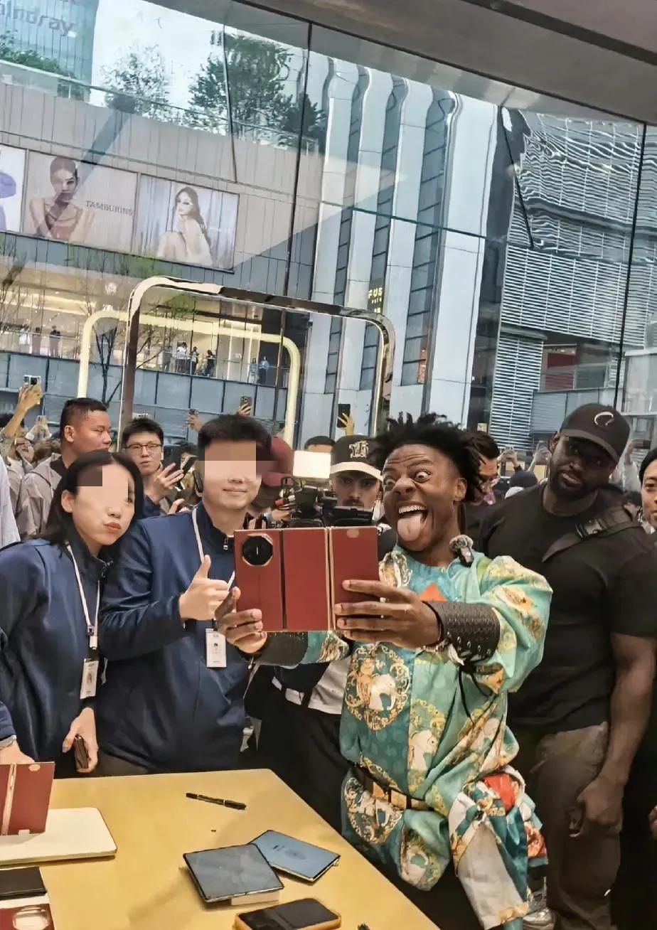 甲亢哥，
各地文旅期待他的大驾！
各地网友欢呼等待？
其实我真的想不明白，
这个