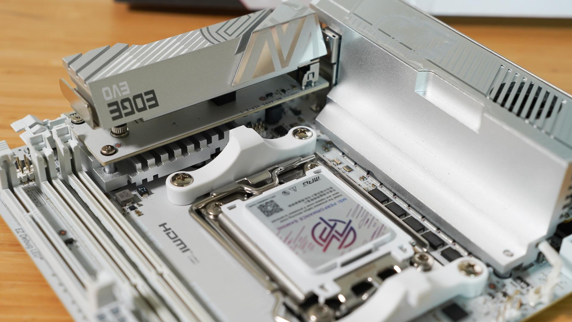 让ITX拥有旗舰级性能和扩展能力, 微星 X870I 刀锋钛主板装机实测