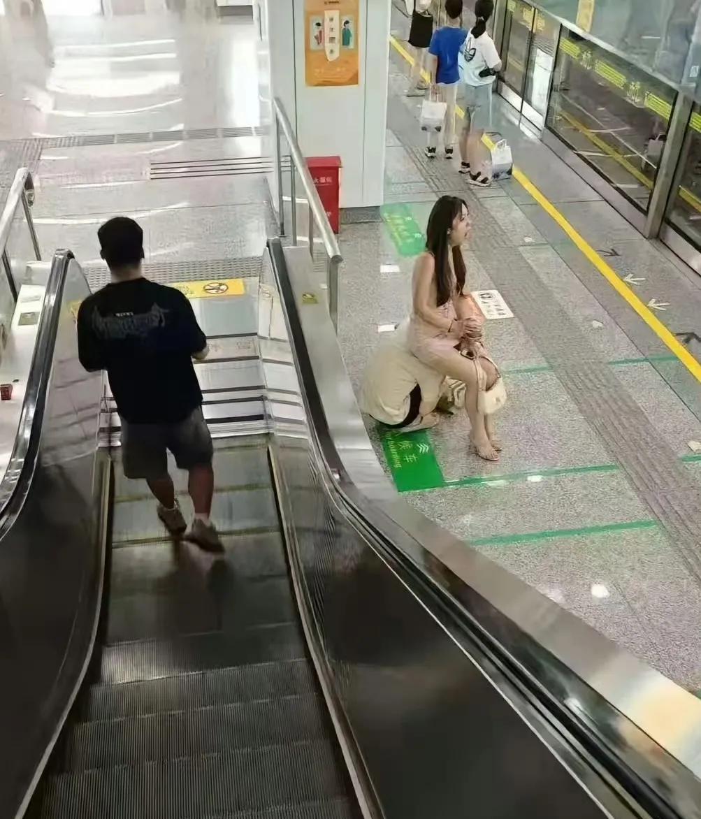 现在的“人肉坐垫”场景真是让人惊掉下巴。在广州的繁华街头，有个穿清凉黑吊带短裙的