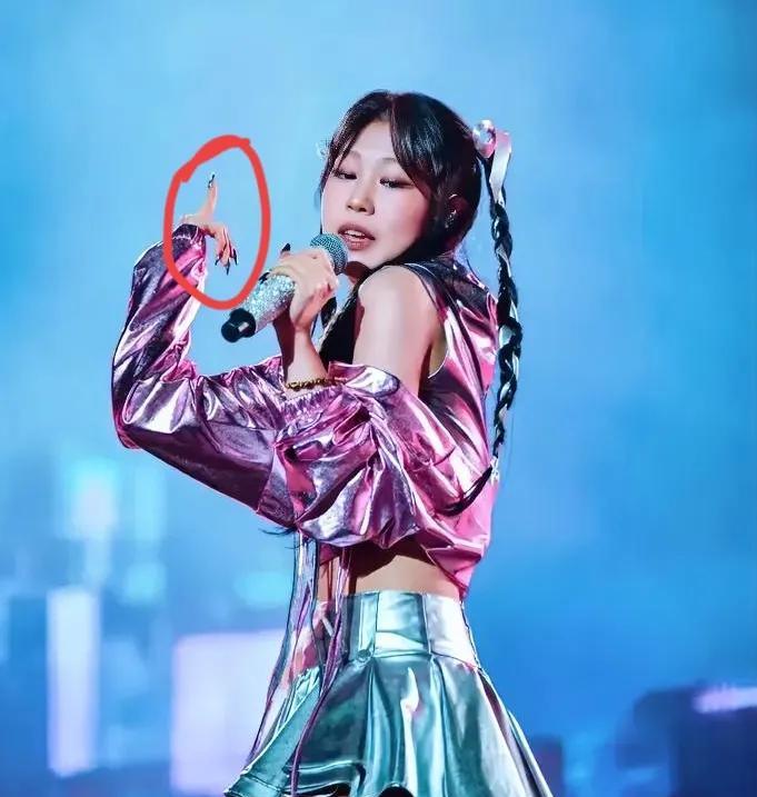 坑爹的富二代不稀奇！
但是被爹坑的还真是第一次见！
小沈阳女儿勤勤恳恳练习唱歌跳